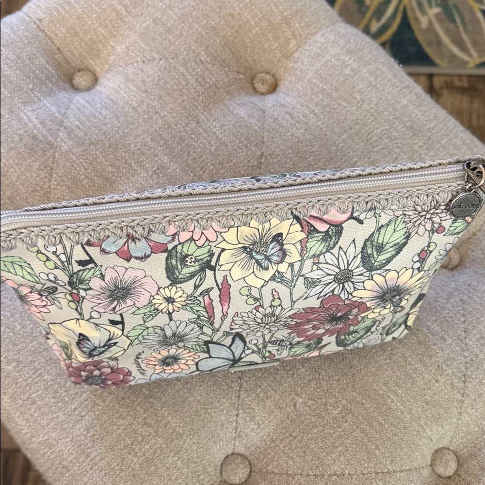 Like New, Sakroots large garden print cosmetic / utility zip pouch . - Picture 3 of 8